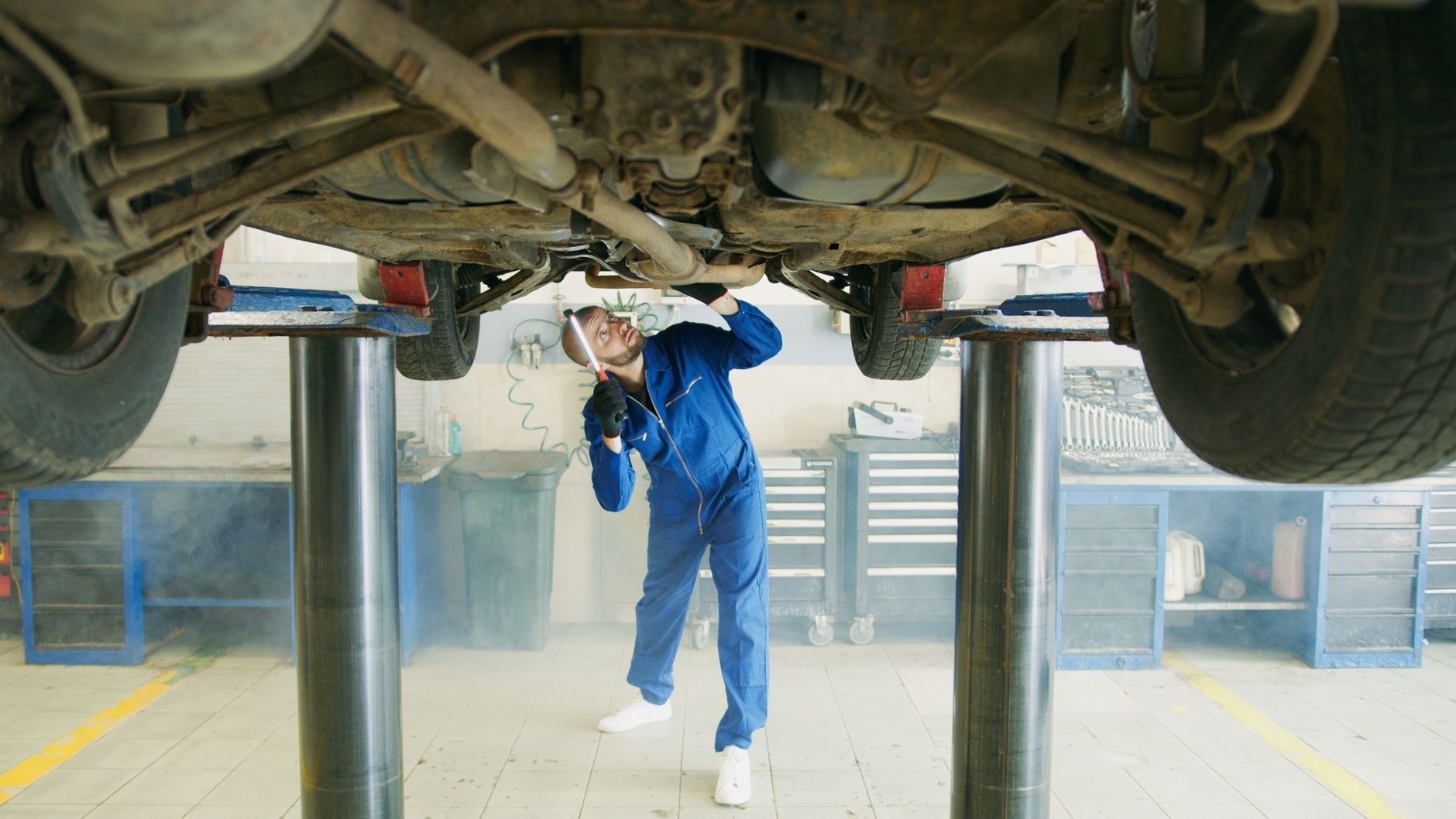 Unterbodenschutz im Check: Wachs oder Bitumen gegen Rost?